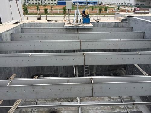 Reciprocando o raspador de lama inferior