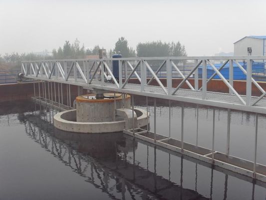 O zinco completo da movimentação do perímetro do sistema do raspador de lama da ponte chapeou