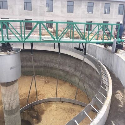 Máquina suspendida de aço inoxidável do tratamento de esgotos do raspador da lama de 304 Center Drive