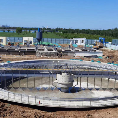 Planta de tratamento de esgotos municipal suspendida de aço inoxidável do raspador central da lama da movimentação