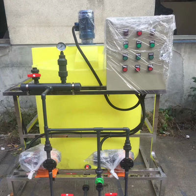 Sistema de dose automático líquido químico para o tratamento de águas residuais da planta de tingidura