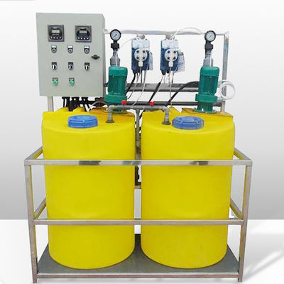 Sistema de dose automático líquido químico para o tratamento de águas residuais da planta de tingidura