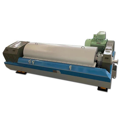 Centrifugadora de decantador horizontal para separação contínua de sólidos e líquidos em grande escala