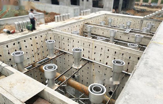 Limpeza preliminar da intercepção da sujeira do tanque de sedimentação do tratamento de águas residuais branco