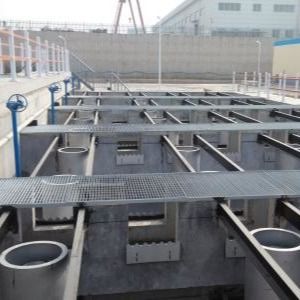 Limpeza preliminar da intercepção da sujeira do tanque de sedimentação do tratamento de águas residuais branco