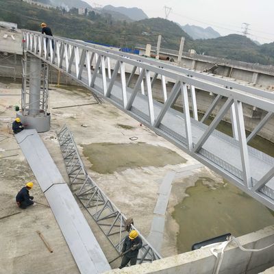 Meio sistema do raspador de lama da ponte com os tanques de sedimentação secundários