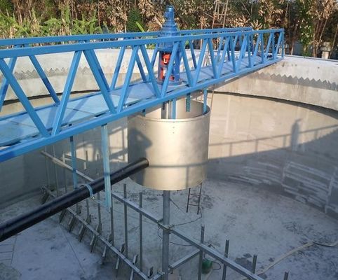 O zinco completo da movimentação do perímetro do sistema do raspador de lama da ponte chapeou